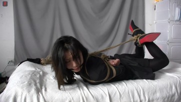 【绳之韵】单纯又有点野心，可怜又可爱的小助理点点：遭劫之后的首拍——黑衣、黑丝、细高，驷马勒嘴挣扎，愿她能早日振作起来吧！