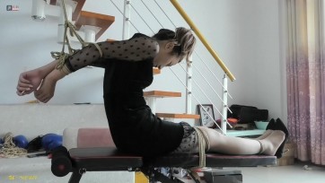 【绳之韵】OL美女琪琪捆绑、刑虐系列作品：性感蕾丝短裙、超薄肉丝美脚捆绑、后手吊缚，反关节老虎凳，痛苦的测试