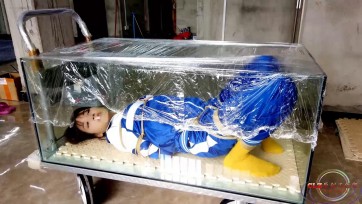 【clz原创】灵粒学生服棉袜透明胶堵嘴放置鱼缸里30分钟，空气慢慢减少，求生欲望挣扎越来越强烈