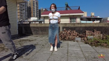 【晓鹿绳艺】【艾琳逛超市】要求带上电击R夹，固定棒子，塞入玩具然后进超市逛街并且遥控强G