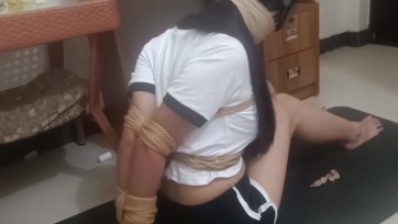 【谁谁原创】前面体操服，后面短裙黑丝，超紧西式并肘挣扎