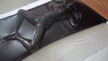 【鹿角与猫爪】《真空床第二弹—全身感官封印物化play》完全听不见了 戴上耳塞和隔音耳机，被真空封印起来，身体全范围被乳胶紧贴，五官被剥夺感觉，完全与世界隔绝了呢