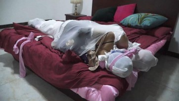 【逍遥】Cosplay拉姆雷姆之[雷姆的陷阱 - 下]刚才还在虐待拉姆的雷姆被入室的劫匪，和拉姆嘴对嘴永远绑在一起，丝袜全包