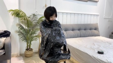 【默示录】小Q的胶带全包实验，坐在小桌子上，全身用保鲜膜+黑色胶带全包，嘴巴贴上胶带后，再用黑丝袜套头，死死地固定住，让你东张西望~