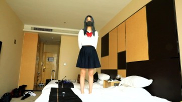 【绳之韵】灵儿简单剧情片：靓丽小绳奴千里奔赴帅哥绳主的捆绑之约，水手服小绳奴独自入住主人预定的酒店，自己带上手铐、脚镣睡觉、跪迎绳主、各种捆绑TJ 游戏上集