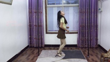 【子衿原创】麦琪镣铐挣扎 反铐柱子 自己拿钥匙解开