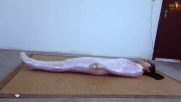 【晓鹿绳艺】露露粉胶衣学毛虫化蝶 露露粉色胶衣变身毛毛虫，学习毛虫走路，翻身最后破茧成蝶