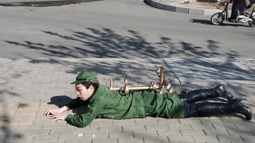 【HD飞天原创】云儿终于上了大热门，云儿秒变杂牌军光杆司令官，K9架放置，紧缚树杆上任路人观赏,吓得冷汗暴出，超极刺激......