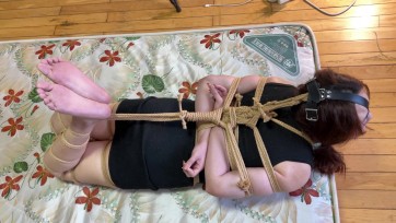 【玩奴原创】小丰满妹子极紧蛇缚驷马，绳绳入肉，泪目严厉堵嘴放置！
