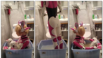 【Kigurumi】妲己胶衣第三弹，粘液泡澡+灌肠喷射，黄色液体喷入粘液，整个人泡在了bian水中