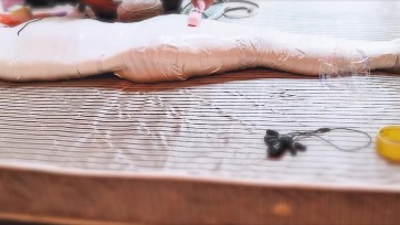 【紧缚少女樱雅酱】白色胶带多层全包超级紧缚~被各种玩弄~戴上项圈牵引play~