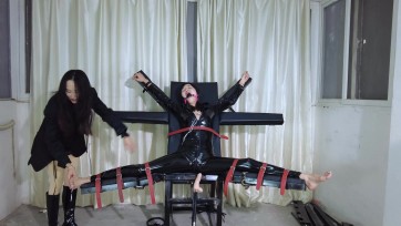 【樱束原创】《商业女间谍的刑椅审讯》圈内知名模特小爱强势加盟首发！胶衣女间谍被抓刑椅开腿鞭打 疯狂TK折磨！Y具口塞 口球强塞！ 炮机顶撞强G!特别怕痒且敏感的她难受的疯狂挣扎！