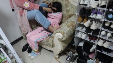 【荷仙少女】哪里来的粉色运动服姑娘，吊绑双手，捆住双脚 被一遍一遍的虐挠全身，啊啊啊的疯狂挣扎，然听见外面有声音，少女A直接贴胶带糊糊的喊出救命呀救命呀