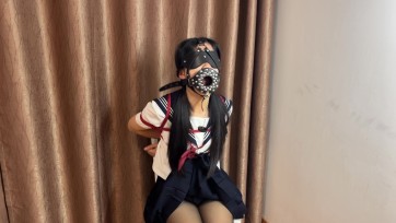 【臭脚妹妹】【邻家学妹之楼道惊魂-上集】What？！！楼道里面怎么会有一个黑丝JK学妹？不仅被捆绑着，还光脚没穿鞋？原来是【臭脚妹妹】。她是如何出现在这里的？旁边还有一个道具：AV棒