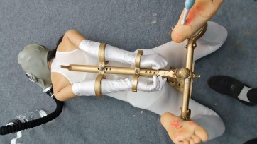 【HD飞天原创】云儿五花紧缚驷马热身，觉的不够刺激、来个超级刺激的，K9架紧固脚底滴腊，强行带上防毒面具连接到负压瓶上，惨遭拍打、TK，痛苦难忍，无法形容......