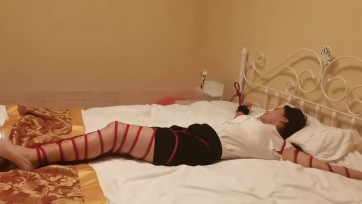 【一绳所爱】职业装女白领，大字绑在床上被强行实施按摩服务，最后绑着睡觉