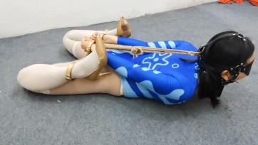 【HD飞天原创】白丝泳衣一字铐，黑丝开档刑架紧固，上有假丁丁堵嘴，下插肛拴，两手后提到极限，七层黑白丝罩头，气喘息息，疼痛难忍，GC失禁一爽到底......