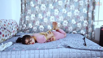 【晓鹿绳艺】阴险的快递员 露露的第一部正品，感谢大家的支持，人心险恶，快递员以口渴为借口进门喝水，谁知却遭快递员暗算