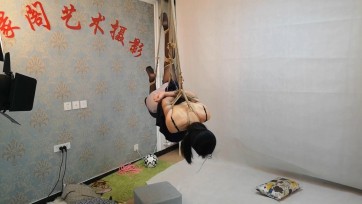 【随心原创】捆绑调叫黑衣小努 股绳拉扯 驷马悬吊 脚尖垫来回晃动地的折磨