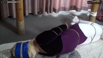 小胖妹丝袜套头堵嘴体操服放置