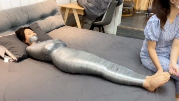 【默示录】【小雅】胶带全包（下），包完之后，嘴巴忘记塞毛巾，那就塞完，再封上~加一点挠脚心，小雅很怕痒，哈哈~