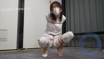 【象人工作室】嗷嗷-护士系列2，并肘直臂，折腿放置，脚上穿着强制踮脚辅助器！