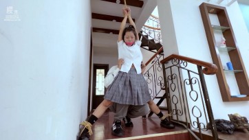 【樱束原创】《绳约18岁小妹妹》新模首发！绳师约18岁JK小妹妹到工作室绳艺体验！刚坐下就被绳师揩油，腼腆害羞的她看着让人欲罢不能！将她单脚吊开腿TK抚摸刺激后 大字捆绑鞭打！口球...