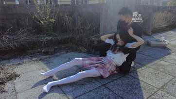 【樱束原创】《黑老大的陷阱—脏白袜》雪妮特工跟踪罪犯被发现落入陷阱，被喜欢摧残弄脏白色的黑老大折磨强迫她在泥地里用穿着白丝的脚来翻土！不停反抗的雪妮最终被捆绑在柱子上疯...