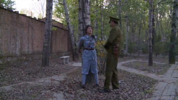 【丽佳美苑】【遇袭】五花勒颈脚镣长途押解，五花树绑棒抽，关牢房！