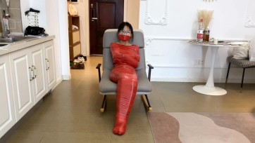 【默示录】小雅被包的，有点疲惫了，穿上黑色连体丝袜，来一个简单的，胶带半身包~