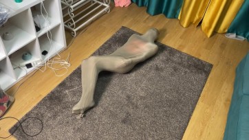 【黑魔法师】主人黑魔法师对汐进行的强烈报复调教，用丝袜包起来变成木乃伊，然后好好的鞭打教训你。(多重丝袜全包束缚 AV棒强制高）