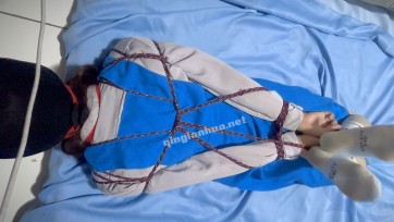 【马来西亚校服女奴】【姐妹花之女王与女奴】第三集（下）：原味黑丝包头到脏白袜羞辱！妹妹挣扎30分钟后彻底精疲力尽的客厅反省