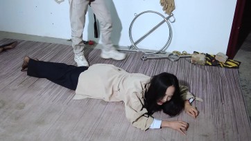 【樱束原创】《女检的弱点》女检与坏人搏斗踢打却不慎被抓住脚发现了她脚心怕痒只要触碰就会失去力气的弱点！将她她的鞋子脱掉开始疯狂的挠她的黑丝脚心！女检从强硬到无力反抗各种...