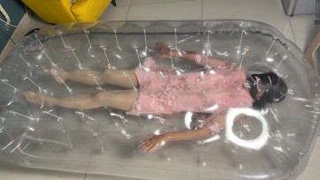 【黑魔法师】被红绳捆绑，眼罩蒙眼，绷带封嘴的雨涵解开拘束，又被包在透明的充气睡袋里面玩弄