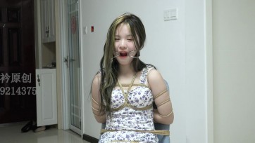 【子衿原创】美女一个人被绑在家里椅子带上口枷流口水，你会几点回家