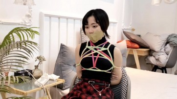 【默示录】元气少女小Q，总是喜欢不停地说话，blabla，胶带正常地拘束、捆绑，想说话？呜呜呜~