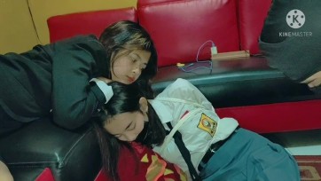 【TiedIndonesia】[绑架剧][OL秘书制服][JK制服]一对母女的奴隶训练 "这两个可怜的女人根本不知道爸爸不在的时候家里有一个陌生人。她们被下了药，被绑起来，被训练服从，否则屁屁会被打