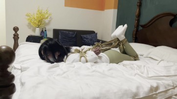 【默示录】【任我行】【挣扎难度★★★★】侧颜美女小茶第二部，又是被捆绑束缚的一天呐，宽大厚实的银色胶带，严实地封住嘴巴，用力的挣扎吧，你就是跑不出去~