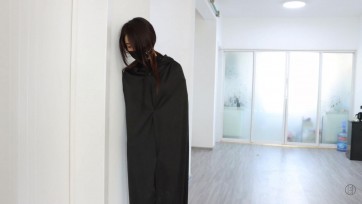 【得意客】定拍《伪装拘束真人版》突然出现的奇怪美女 行为怪异又不能说话 甚至手指都被包裹 隐藏在大衣下的究竟是什么秘密