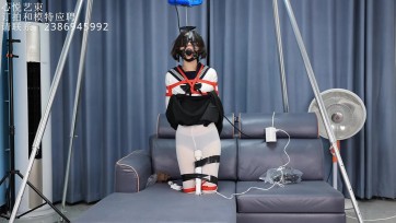 【心悦艺束】jk小萝莉的调教手册（正片）驷马绑好再用绳子吊起来迫使m身体直立膝盖着地，再固定好棒棒的位置，带上马具口球