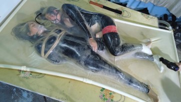 【樱束原创】《双人夹腿紧抱体验真空床》双人拥抱夹腿抚摸S处！极限负压抽空真空床双人争抢呼吸管 玩具加持 sp屁屁 TK脚丫