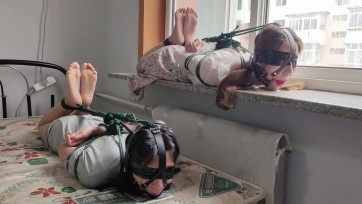 【玩奴原创】真实姐妹心叶和玉露的双人连头驷马羞耻放置tk游戏，马具口球牢牢堵嘴