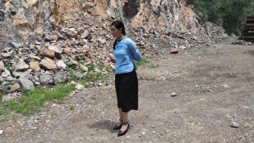 【夜未央工作室】荒村绳镣行 私人女囚五四装游荒村 五花大绑亡命牌 脚镣手铐 贞操锁 丝袜高跟 鞭打 强衣扒衣裙 红肚兜 模拟行刑 绑大树上等 还有私人女囚的精彩自我介绍噢