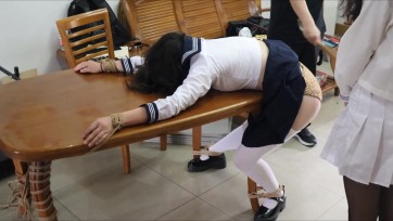【缚予】调教之小雨+阿玥考试作弊SP惩戒，小雨和阿玥因为作弊被抓被训诫员捆绑打屁股惩罚，一人挨打一人报数轮流来，最后还要抱头罚跪面壁思过